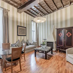 Apartment Trevi Vicolo Scanderbeg, Rome